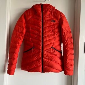 Women’s SMALL Orange 550 North Face puffer Jacket